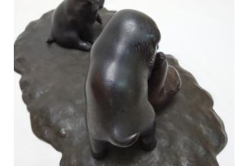水戸金工　一柳友善作　在銘　銅製　子犬　置物(共箱付き、水戸彫り、水府彫金、一柳友喜、一柳派、ブロンズ、戯れる子犬、三匹)(R-063189)