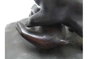水戸金工　一柳友善作　在銘　銅製　子犬　置物(共箱付き、水戸彫り、水府彫金、一柳友喜、一柳派、ブロンズ、戯れる子犬、三匹)(R-063189)