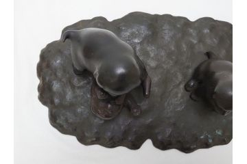 水戸金工　一柳友善作　在銘　銅製　子犬　置物(共箱付き、水戸彫り、水府彫金、一柳友喜、一柳派、ブロンズ、戯れる子犬、三匹)(R-063189)