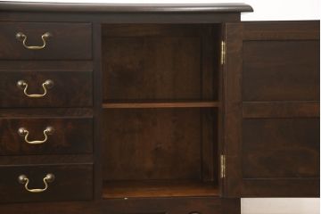 中古　美品　松本民芸家具　A型ドレッサー　クラシカルなデザインがおしゃれなサイドボード(収納棚、戸棚、サイドキャビネット、引き出し、ドレッシングチェスト)(定価約48万)(R-063195)