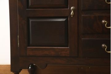 中古　美品　松本民芸家具　A型ドレッサー　クラシカルなデザインがおしゃれなサイドボード(収納棚、戸棚、サイドキャビネット、引き出し、ドレッシングチェスト)(定価約48万)(R-063195)
