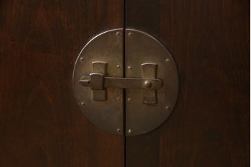 中古　美品　松本民芸家具　132型　和モダンなお部屋づくりにおすすめの朝鮮棚(茶棚、飾り棚、戸棚、収納棚)(定価約55万円)(R-063196)