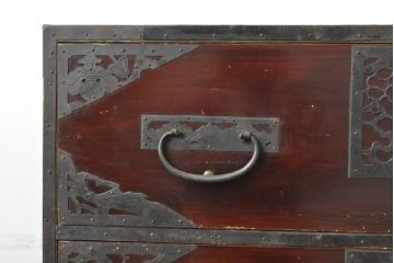 和製アンティーク　総杉材　漆塗り　繊細なデザインの金具が美しい佐渡八幡箪笥(佐渡箪笥、和箪笥、衣装タンス、時代箪笥、整理箪笥、引き出し)(R-063197)