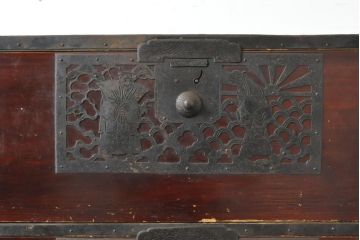 和製アンティーク　総杉材　漆塗り　繊細なデザインの金具が美しい佐渡八幡箪笥(佐渡箪笥、和箪笥、衣装タンス、時代箪笥、整理箪笥、引き出し)(R-063197)