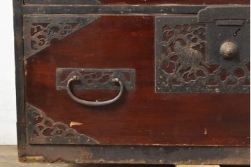 和製アンティーク　総杉材　漆塗り　繊細なデザインの金具が美しい佐渡八幡箪笥(佐渡箪笥、和箪笥、衣装タンス、時代箪笥、整理箪笥、引き出し)(R-063197)
