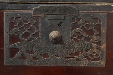 和製アンティーク　総杉材　漆塗り　繊細なデザインの金具が美しい佐渡八幡箪笥(佐渡箪笥、和箪笥、衣装タンス、時代箪笥、整理箪笥、引き出し)(R-063197)