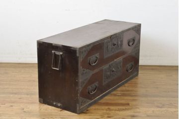 和製アンティーク　総杉材　漆塗り　繊細なデザインの金具が美しい佐渡八幡箪笥(佐渡箪笥、和箪笥、衣装タンス、時代箪笥、整理箪笥、引き出し)(R-063198)