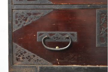 和製アンティーク　総杉材　漆塗り　繊細なデザインの金具が美しい佐渡八幡箪笥(佐渡箪笥、和箪笥、衣装タンス、時代箪笥、整理箪笥、引き出し)(R-063198)