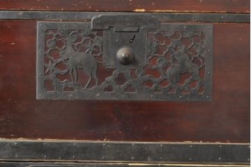 和製アンティーク　総杉材　漆塗り　繊細なデザインの金具が美しい佐渡八幡箪笥(佐渡箪笥、和箪笥、衣装タンス、時代箪笥、整理箪笥、引き出し)(R-063198)