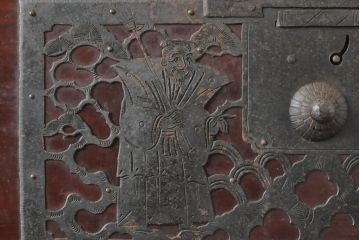 和製アンティーク　総杉材　漆塗り　繊細なデザインの金具が美しい佐渡八幡箪笥(佐渡箪笥、和箪笥、衣装タンス、時代箪笥、整理箪笥、引き出し)(R-063198)