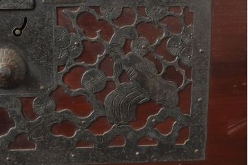 和製アンティーク　総杉材　漆塗り　繊細なデザインの金具が美しい佐渡八幡箪笥(佐渡箪笥、和箪笥、衣装タンス、時代箪笥、整理箪笥、引き出し)(R-063198)