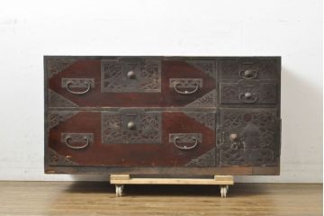 和製アンティーク　総杉材　漆塗り　繊細なデザインの金具が美しい佐渡八幡箪笥(佐渡箪笥、和箪笥、衣装タンス、時代箪笥、整理箪笥、引き出し)(R-063199)