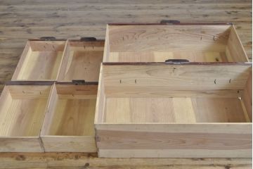 和製アンティーク　総杉材　漆塗り　繊細なデザインの金具が美しい佐渡八幡箪笥(佐渡箪笥、和箪笥、衣装タンス、時代箪笥、整理箪笥、引き出し)(R-063199)