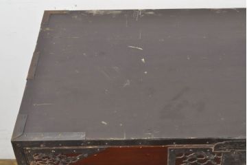 和製アンティーク　総杉材　漆塗り　繊細なデザインの金具が美しい佐渡八幡箪笥(佐渡箪笥、和箪笥、衣装タンス、時代箪笥、整理箪笥、引き出し)(R-063199)