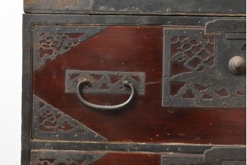 和製アンティーク　総杉材　漆塗り　繊細なデザインの金具が美しい佐渡八幡箪笥(佐渡箪笥、和箪笥、衣装タンス、時代箪笥、整理箪笥、引き出し)(R-063199)