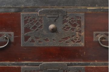 和製アンティーク　総杉材　漆塗り　繊細なデザインの金具が美しい佐渡八幡箪笥(佐渡箪笥、和箪笥、衣装タンス、時代箪笥、整理箪笥、引き出し)(R-063199)