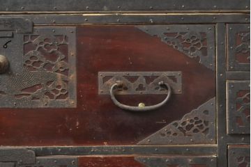 和製アンティーク　総杉材　漆塗り　繊細なデザインの金具が美しい佐渡八幡箪笥(佐渡箪笥、和箪笥、衣装タンス、時代箪笥、整理箪笥、引き出し)(R-063199)