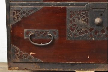和製アンティーク　総杉材　漆塗り　繊細なデザインの金具が美しい佐渡八幡箪笥(佐渡箪笥、和箪笥、衣装タンス、時代箪笥、整理箪笥、引き出し)(R-063199)