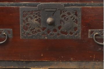 和製アンティーク　総杉材　漆塗り　繊細なデザインの金具が美しい佐渡八幡箪笥(佐渡箪笥、和箪笥、衣装タンス、時代箪笥、整理箪笥、引き出し)(R-063199)