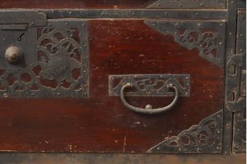 和製アンティーク　総杉材　漆塗り　繊細なデザインの金具が美しい佐渡八幡箪笥(佐渡箪笥、和箪笥、衣装タンス、時代箪笥、整理箪笥、引き出し)(R-063199)