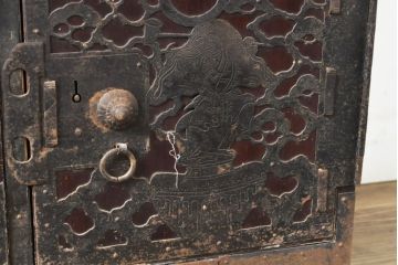 和製アンティーク　総杉材　漆塗り　繊細なデザインの金具が美しい佐渡八幡箪笥(佐渡箪笥、和箪笥、衣装タンス、時代箪笥、整理箪笥、引き出し)(R-063199)