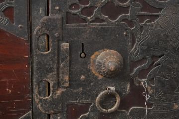 和製アンティーク　総杉材　漆塗り　繊細なデザインの金具が美しい佐渡八幡箪笥(佐渡箪笥、和箪笥、衣装タンス、時代箪笥、整理箪笥、引き出し)(R-063199)
