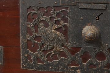 和製アンティーク　総杉材　漆塗り　繊細なデザインの金具が美しい佐渡八幡箪笥(佐渡箪笥、和箪笥、衣装タンス、時代箪笥、整理箪笥、引き出し)(R-063199)