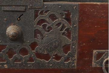 和製アンティーク　総杉材　漆塗り　繊細なデザインの金具が美しい佐渡八幡箪笥(佐渡箪笥、和箪笥、衣装タンス、時代箪笥、整理箪笥、引き出し)(R-063199)
