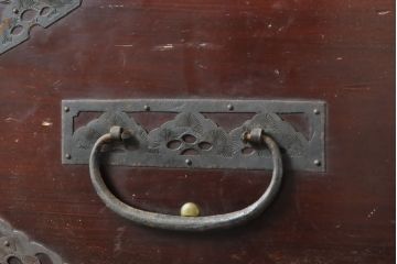 和製アンティーク　総杉材　漆塗り　繊細なデザインの金具が美しい佐渡八幡箪笥(佐渡箪笥、和箪笥、衣装タンス、時代箪笥、整理箪笥、引き出し)(R-063199)