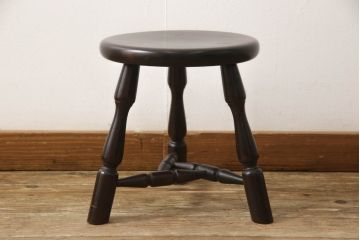 中古　松本民芸家具　丸みを帯びたフォルムが可愛らしい三脚スツール(板座チェア、椅子、イス、花台)(定価約4万)(R-063200)