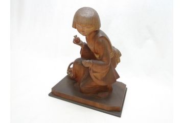 彫刻家　三国慶一　木彫の置物(少女、女の子、着物、石榴、ざくろ、ザクロ)(R-063204)