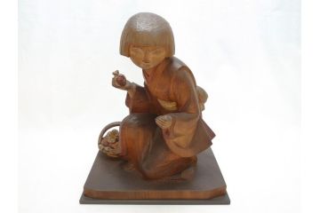 彫刻家　三国慶一　木彫の置物(少女、女の子、着物、石榴、ざくろ、ザクロ)(R-063204)