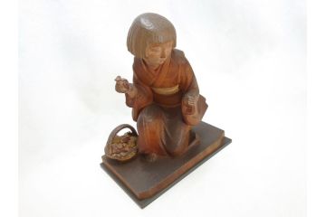 彫刻家　三国慶一　木彫の置物(少女、女の子、着物、石榴、ざくろ、ザクロ)(R-063204)
