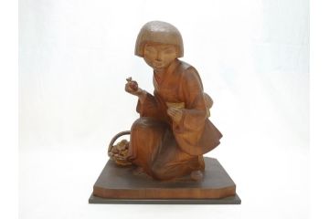 彫刻家　三国慶一　木彫の置物(少女、女の子、着物、石榴、ざくろ、ザクロ)(R-063204)