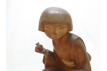彫刻家　三国慶一　木彫の置物(少女、女の子、着物、石榴、ざくろ、ザクロ)(R-063204)