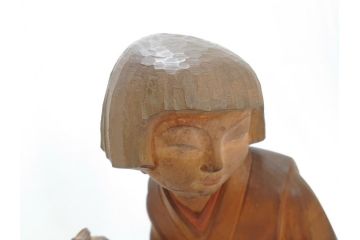 彫刻家　三国慶一　木彫の置物(少女、女の子、着物、石榴、ざくろ、ザクロ)(R-063204)