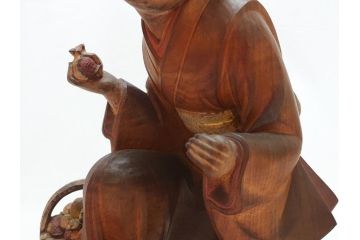 彫刻家　三国慶一　木彫の置物(少女、女の子、着物、石榴、ざくろ、ザクロ)(R-063204)