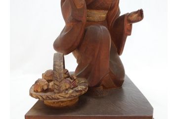 彫刻家　三国慶一　木彫の置物(少女、女の子、着物、石榴、ざくろ、ザクロ)(R-063204)