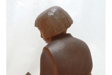 彫刻家　三国慶一　木彫の置物(少女、女の子、着物、石榴、ざくろ、ザクロ)(R-063204)