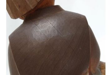 彫刻家　三国慶一　木彫の置物(少女、女の子、着物、石榴、ざくろ、ザクロ)(R-063204)