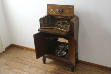 イギリスアンティーク　希少!　美品　オーク材　重厚な佇まいが魅力的なサーバーキャビネット(サイドボード、戸棚、収納棚)(R-063215)