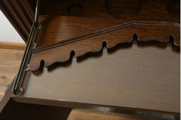イギリスアンティーク　希少!　美品　オーク材　重厚な佇まいが魅力的なサーバーキャビネット(サイドボード、戸棚、収納棚)(R-063215)