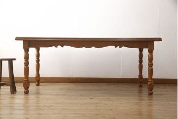 中古　美品　横浜クラシック家具　ダニエル(daniel)　ヨーロピアンな装飾が上品なダイニングテーブル(ミッシェルテーブル、4人掛け、6人掛け)(定価約46万円)(R-063217)