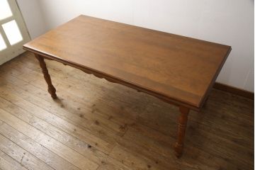 中古　美品　横浜クラシック家具　ダニエル(daniel)　ヨーロピアンな装飾が上品なダイニングテーブル(ミッシェルテーブル、4人掛け、6人掛け)(定価約46万円)(R-063217)