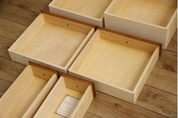 中古　横浜クラシック家具　ダニエル(Daniel)　丸みのある取っ手が可愛らしいサイドチェスト(脇机、小引き出し)(R-063224)