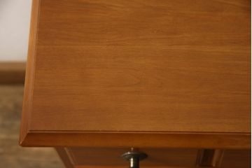 中古　横浜クラシック家具　ダニエル(Daniel)　丸みのある取っ手が可愛らしいサイドチェスト(脇机、小引き出し)(R-063224)