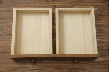 中古　北海道旭川家具　山室家具製作所　ナラ材　ハートメイドファニチャー　ESPOIR(エスポアール)　　取っ手のかざぐるまのモチーフが可愛らしいサイドテーブル(サイドキャビネット、収納棚、戸棚)(R-063226)