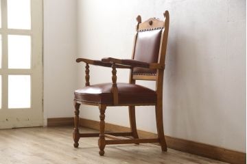 中古　横浜クラシック家具　ダニエル(daniel)　本革　クラシカルな雰囲気漂うデザインがおしゃれなアームチェア(ダイニングチェア、椅子、レザー)(定価約28万円)(R-063228)