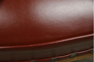 中古　横浜クラシック家具　ダニエル(daniel)　本革　クラシカルな雰囲気漂うデザインがおしゃれなアームチェア(ダイニングチェア、椅子、レザー)(定価約28万円)(R-063228)