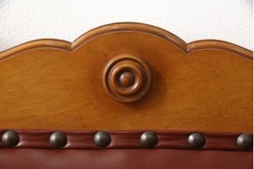 中古　美品　横浜クラシック家具　ダニエル(daniel)　ミッシェル　本革　クラシカルな雰囲気漂うデザインがおしゃれなレザーチェア2脚セット(ダイニングチェア、椅子、本革)(1脚定価約20万円)(R-063229)